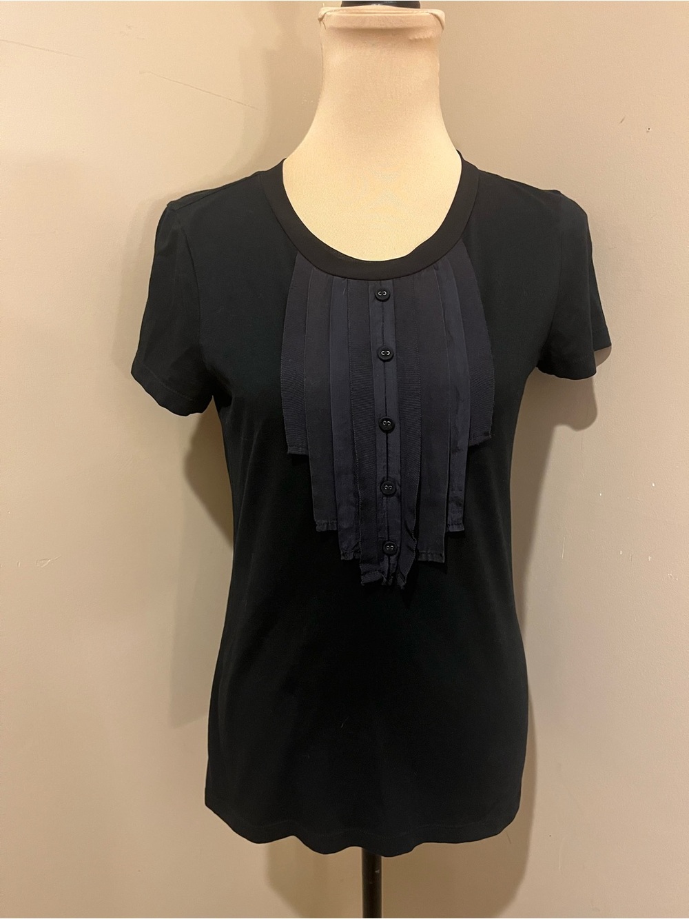 Gap Black Short-Sleeve Tuxedo-Ruffle-Pleated Bib Tee, size Medium